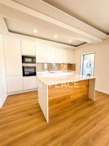 Excelente Apartamento T3 totalmente renovado com bonita vista mar no cetro de Loulé.