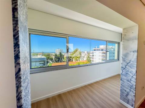 Excelente Apartamento T3 totalmente renovado com bonita vista mar no cetro de Loulé.