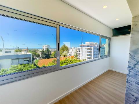 Excelente Apartamento T3 totalmente renovado com bonita vista mar no cetro de Loulé.