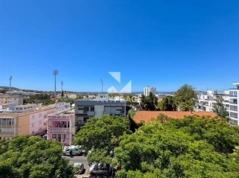 Excelente Apartamento T3 totalmente renovado com bonita vista mar no cetro de Loulé.