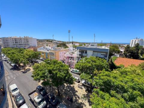 Excelente Apartamento T3 totalmente renovado com bonita vista mar no cetro de Loulé.