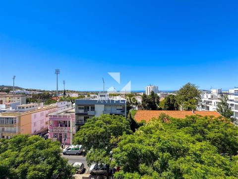 Excelente Apartamento T3 totalmente renovado com bonita vista mar no cetro de Loulé.