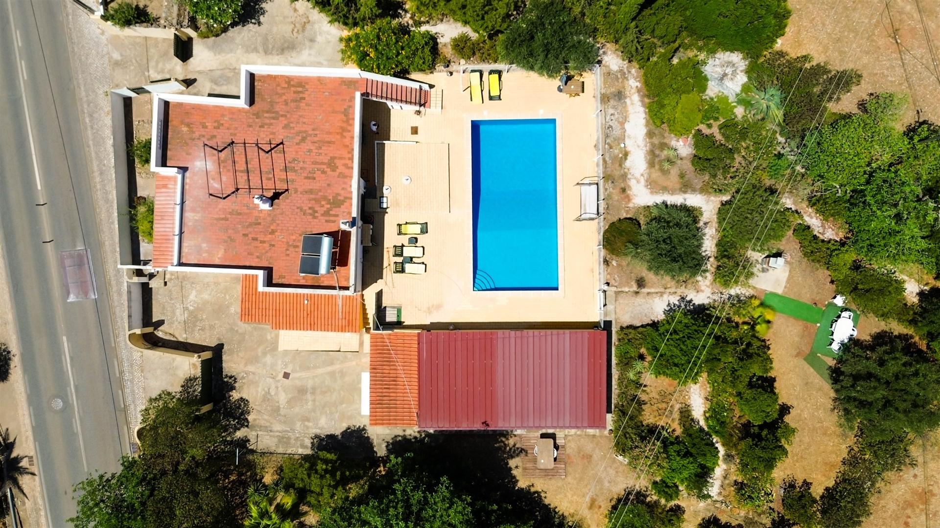 Exclusiva moradia térrea de traça tradicional com anexo independente e piscina.
