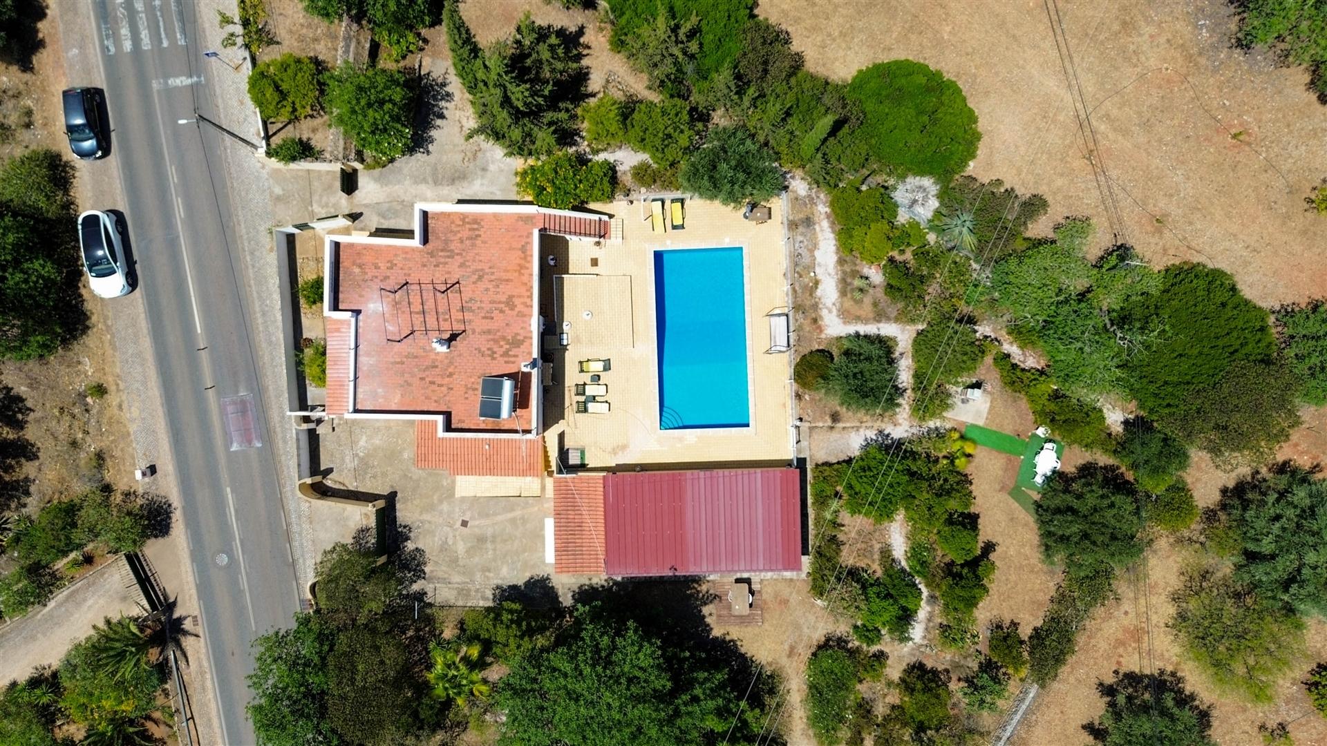 Exclusiva moradia térrea de traça tradicional com anexo independente e piscina.