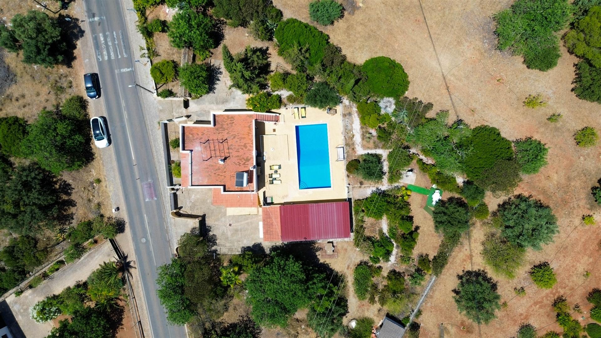 Exclusiva moradia térrea de traça tradicional com anexo independente e piscina.
