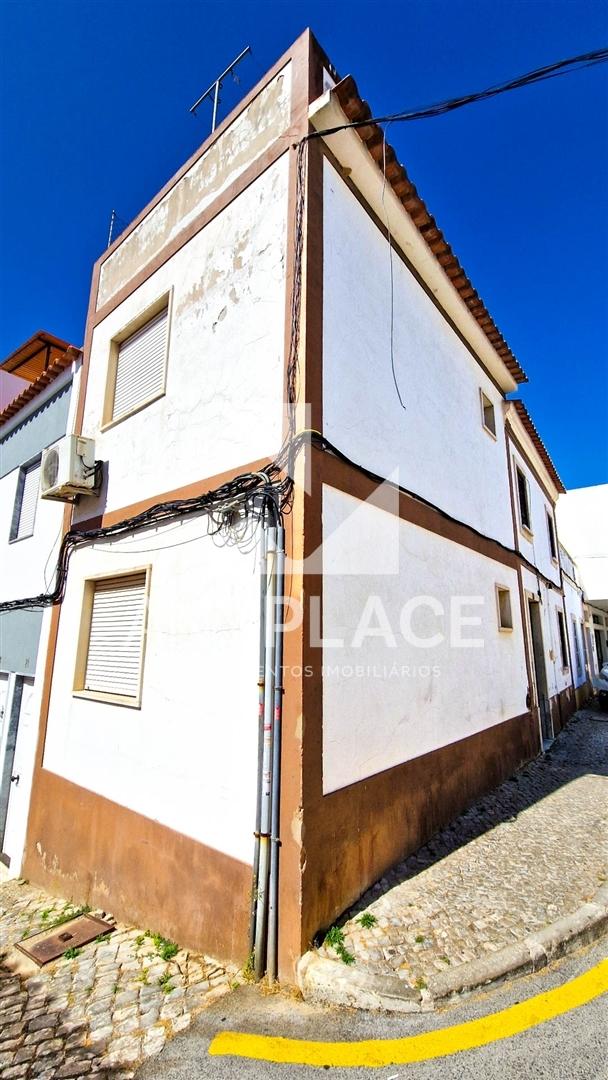 Moradia T3+1 com Rooftop  no Centro Histórico de Loulé um refúgio com charme e potencial.