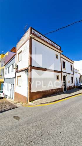 Moradia T3+1 com Rooftop  no Centro Histórico de Loulé um refúgio com charme e potencial.