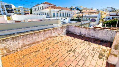Moradia T3+1 com Rooftop  no Centro Histórico de Loulé um refúgio com charme e potencial.