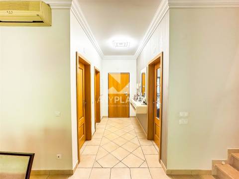 Exclusiva Moradia de Luxo em Condomínio Privado no Coração de Loulé