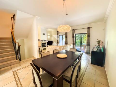 Exclusiva Moradia de Luxo em Condomínio Privado no Coração de Loulé