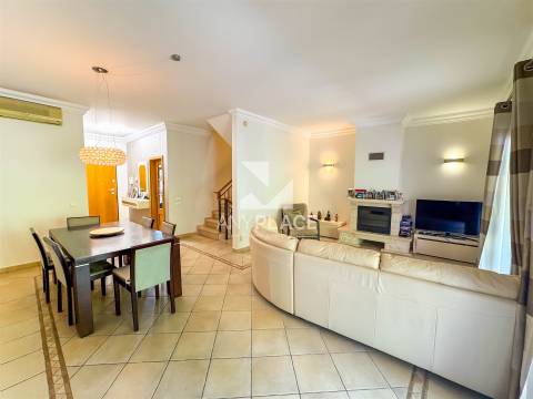 Exclusiva Moradia de Luxo em Condomínio Privado no Coração de Loulé