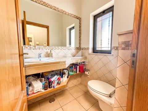 Exclusiva Moradia de Luxo em Condomínio Privado no Coração de Loulé