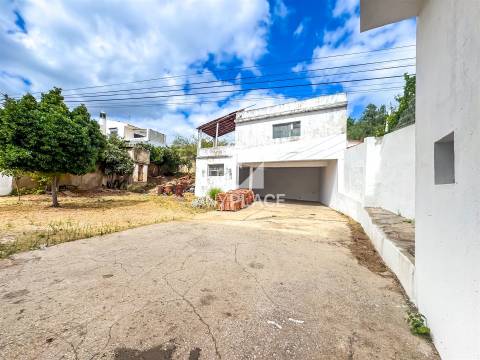 Oportunidade edifício singular de localização privilegiada, que conjuga habitação e serviços num só