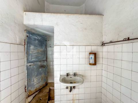 Oportunidade edifício singular de localização privilegiada, que conjuga habitação e serviços num só