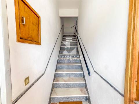 Oportunidade edifício singular de localização privilegiada, que conjuga habitação e serviços num só