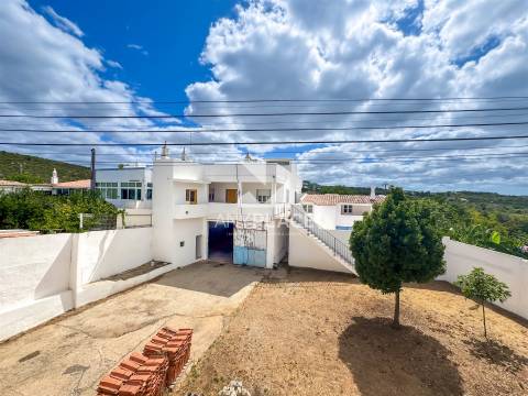 Oportunidade edifício singular de localização privilegiada, que conjuga habitação e serviços num só