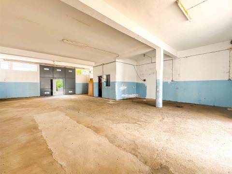 Oportunidade edifício singular de localização privilegiada, que conjuga habitação e serviços num só