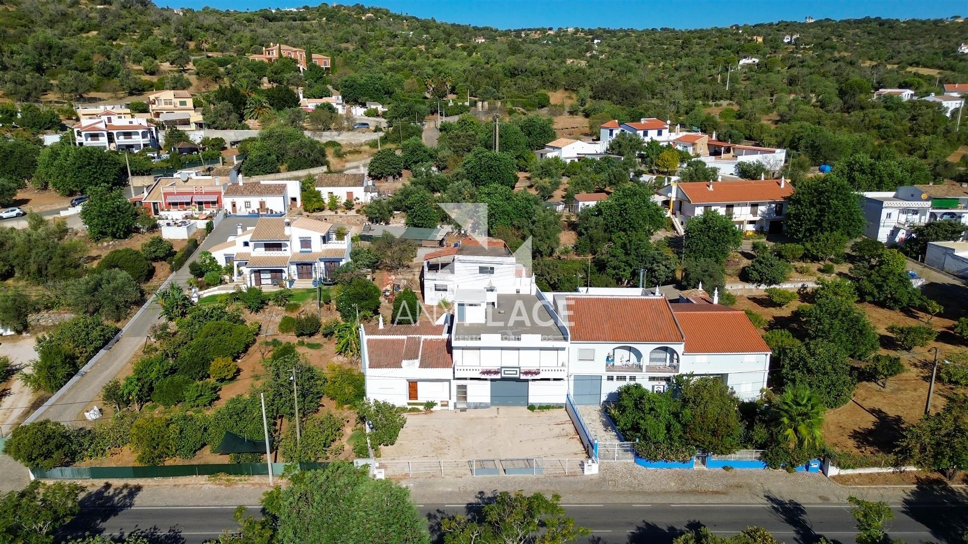 Oportunidade edifício singular de localização privilegiada, que conjuga habitação e serviços num só