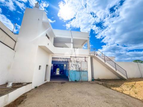 Oportunidade edifício singular de localização privilegiada, que conjuga habitação e serviços num só