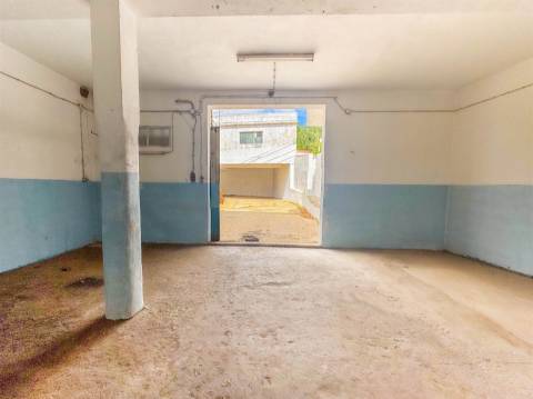 Oportunidade edifício singular de localização privilegiada, que conjuga habitação e serviços num só