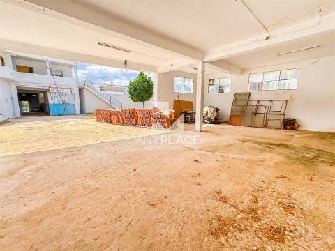 Oportunidade edifício singular de localização privilegiada, que conjuga habitação e serviços num só