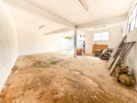 Oportunidade edifício singular de localização privilegiada, que conjuga habitação e serviços num só