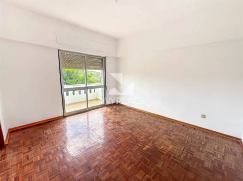 Oportunidade edifício singular de localização privilegiada, que conjuga habitação e serviços num só