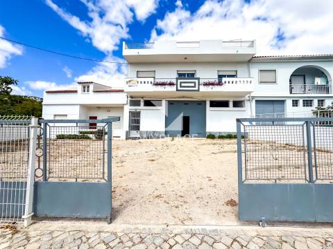 Oportunidade edifício singular de localização privilegiada, que conjuga habitação e serviços num só