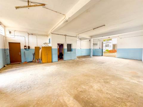 Oportunidade edifício singular de localização privilegiada, que conjuga habitação e serviços num só