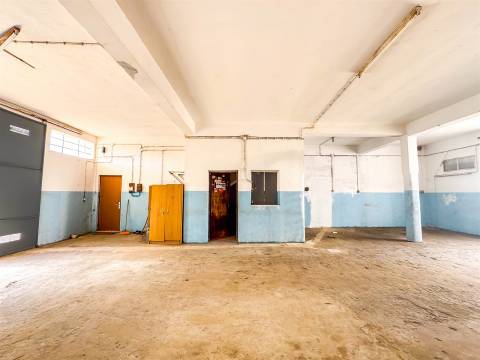 Oportunidade edifício singular de localização privilegiada, que conjuga habitação e serviços num só