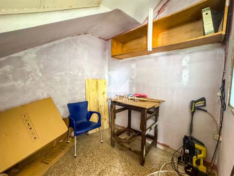 Oportunidade edifício singular de localização privilegiada, que conjuga habitação e serviços num só