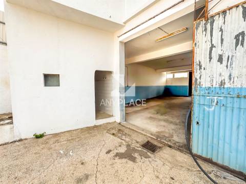 Oportunidade edifício singular de localização privilegiada, que conjuga habitação e serviços num só