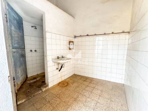 Oportunidade edifício singular de localização privilegiada, que conjuga habitação e serviços num só