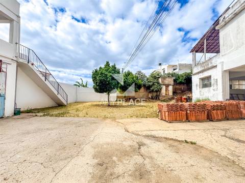 Oportunidade edifício singular de localização privilegiada, que conjuga habitação e serviços num só