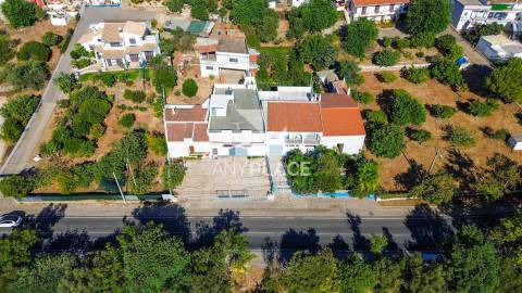 Oportunidade edifício singular de localização privilegiada, que conjuga habitação e serviços num só