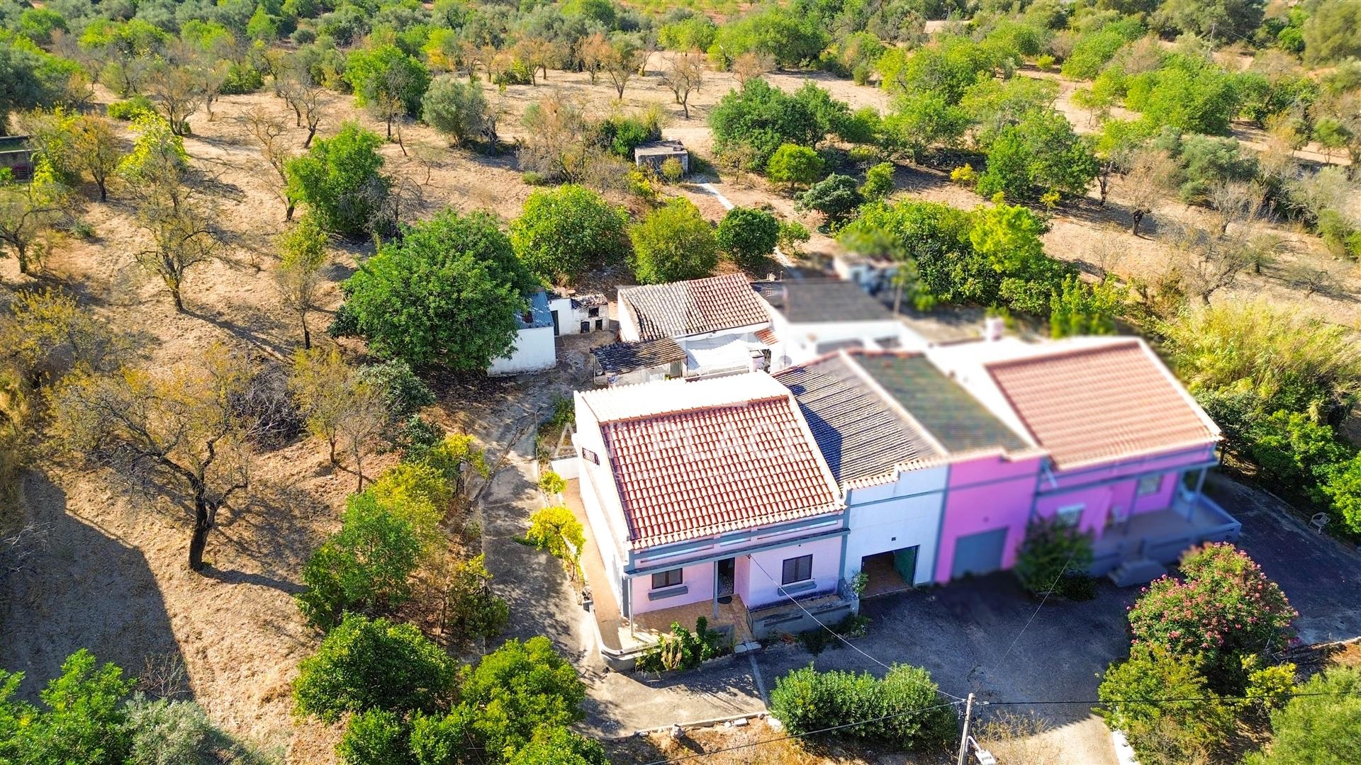 Moradia típica algarvia com enorme potencial, situada a apenas 2 minutos da cidade de Loulé.