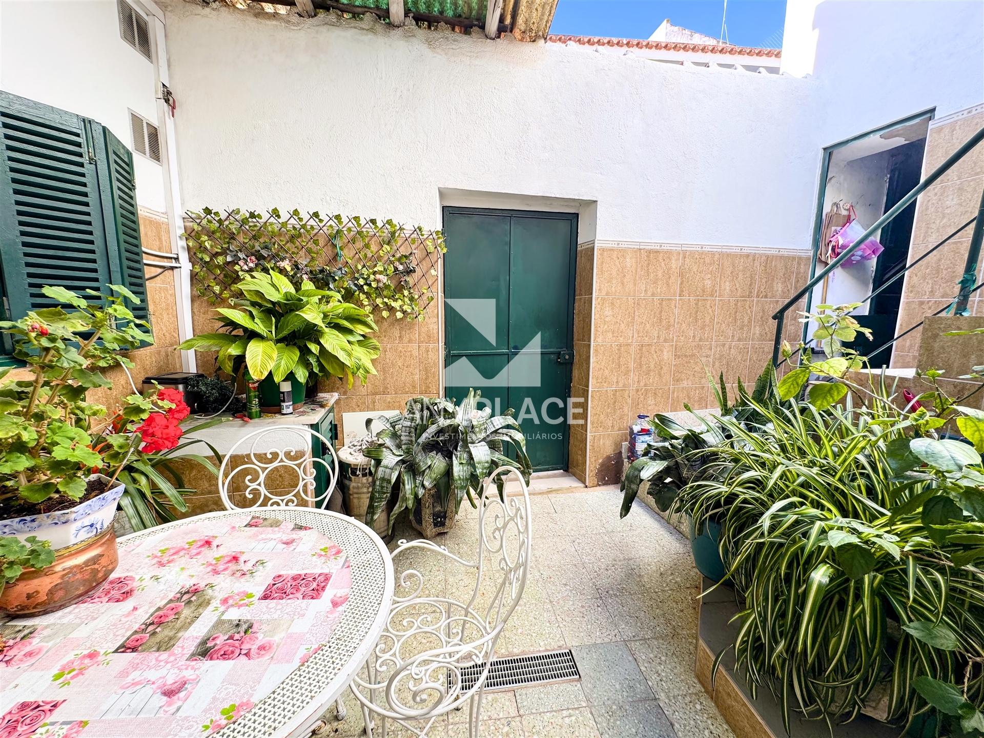 Uma moradia autêntica na zona mais desejada de Loulé, onde o passado inspira e o futuro ganha forma