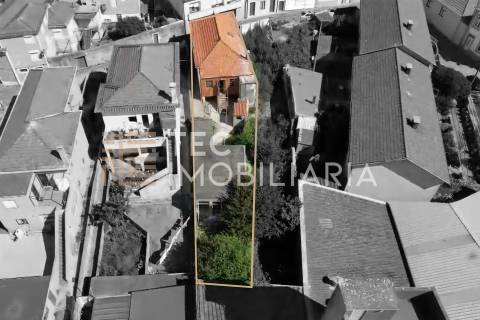 Moradia no Centro Histórico de Leça da Palmeira inserida num lote com 300m2