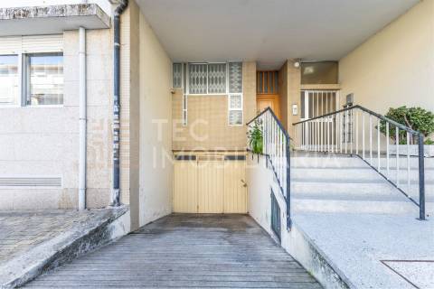 Apartamento T2+1 em Ermesinde, num prédio com elevador e 2 lugares de garagem