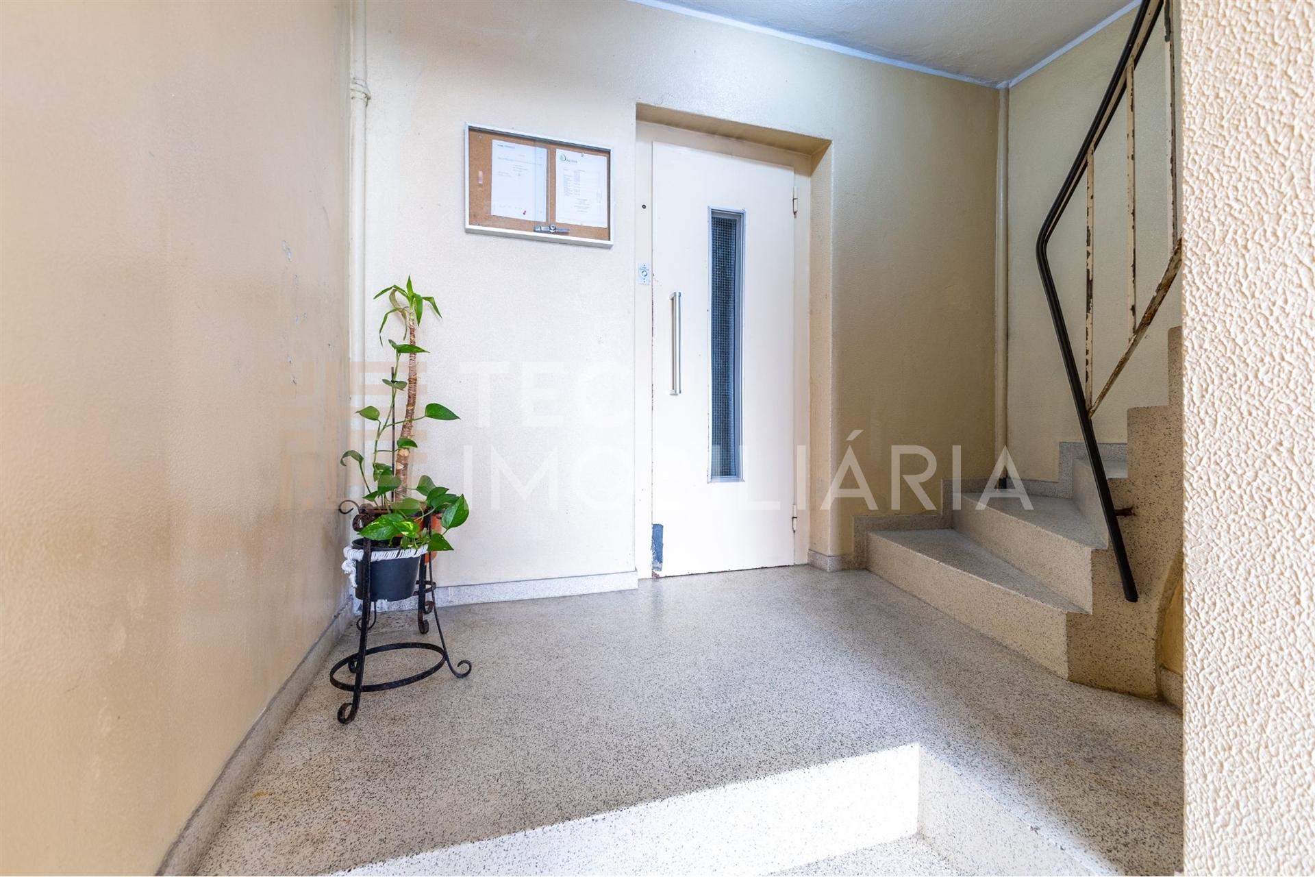 Apartamento T2+1 em Ermesinde, num prédio com elevador e 2 lugares de garagem