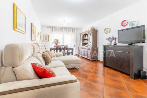 Apartamento T2+1 em Ermesinde, num prédio com elevador e 2 lugares de garagem