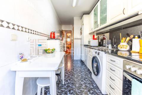 Apartamento T2+1 em Ermesinde, num prédio com elevador e 2 lugares de garagem