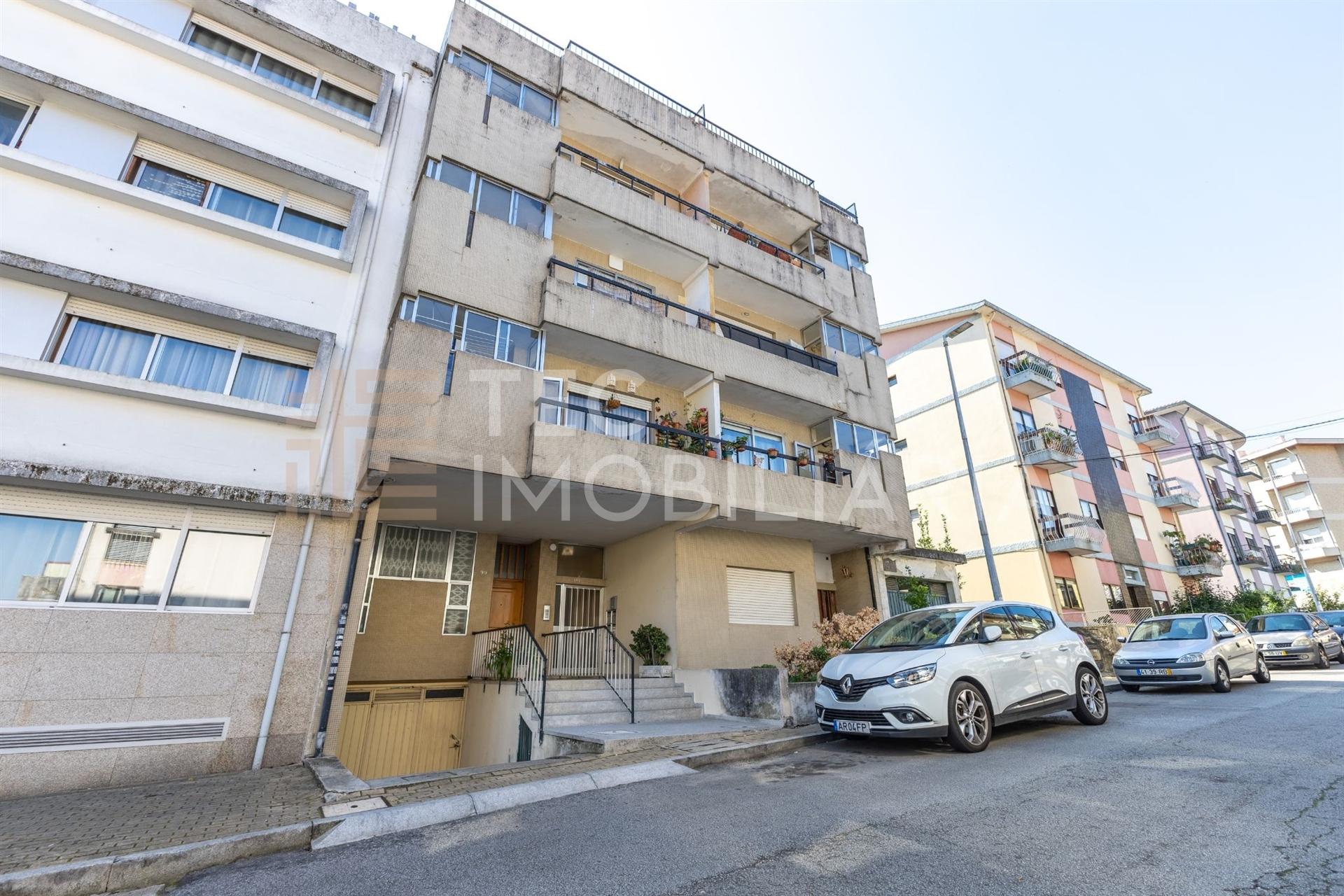 Apartamento T2+1 em Ermesinde, num prédio com elevador e 2 lugares de garagem