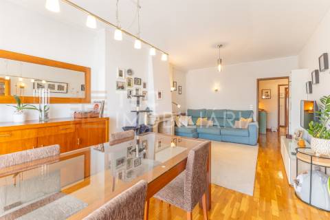 Apartamento T2 em Fânzeres com duas varandas e lugar de garagem, num prédio com 2 elevadores