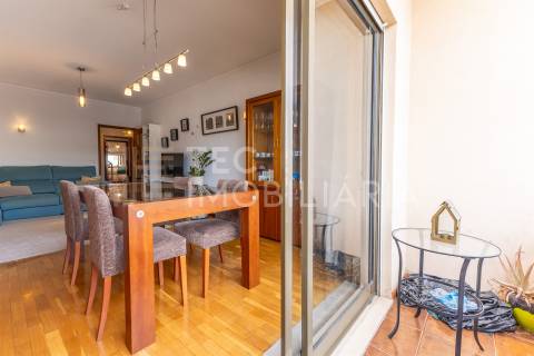 Apartamento T2 em Fânzeres com duas varandas e lugar de garagem, num prédio com 2 elevadores