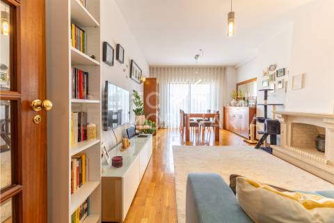 Apartamento T2 em Fânzeres com duas varandas e lugar de garagem, num prédio com 2 elevadores