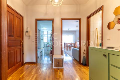 Apartamento T2 em Fânzeres com duas varandas e lugar de garagem, num prédio com 2 elevadores