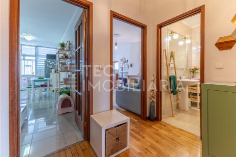 Apartamento T2 em Fânzeres com duas varandas e lugar de garagem, num prédio com 2 elevadores