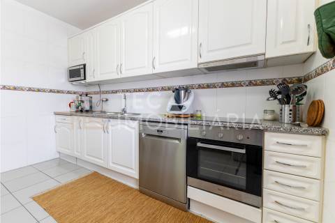 Apartamento T2 em Fânzeres com duas varandas e lugar de garagem, num prédio com 2 elevadores