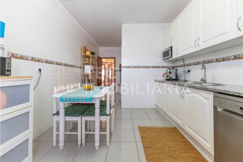 Apartamento T2 em Fânzeres com duas varandas e lugar de garagem, num prédio com 2 elevadores